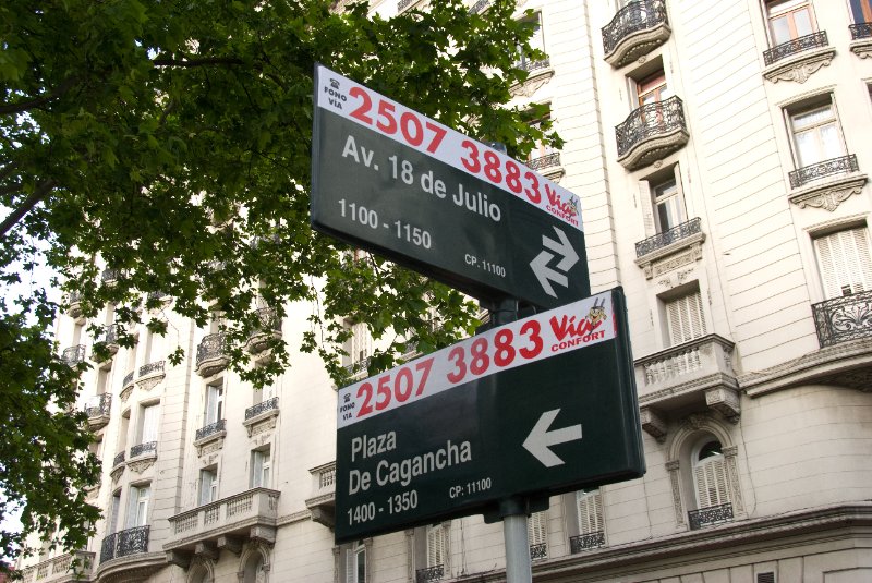 Montevideo111610-6981.jpg - Plaza Cagancha and Av. 18 de Julio