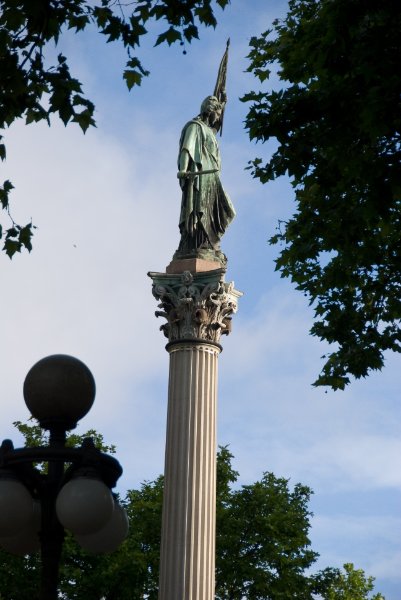 Montevideo111610-6993.jpg - Estatua de la Libertad y Columna de la Paz / Liberty statue atop the Peace column. Sculptor Jose Livi, 1867
