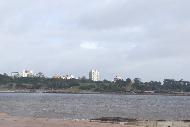 Montevideo111610-6997.jpg - View from taxi heading East on the Rambla Republica Argentina at the 2nd Esplanade