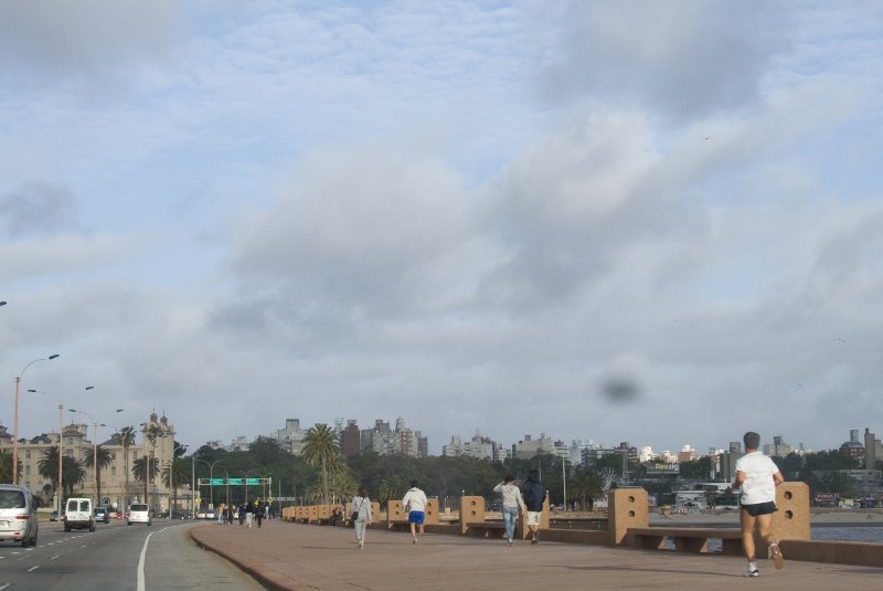 Montevideo111610-6998.jpg - View from taxi heading East on the Rambla Republica Argentina