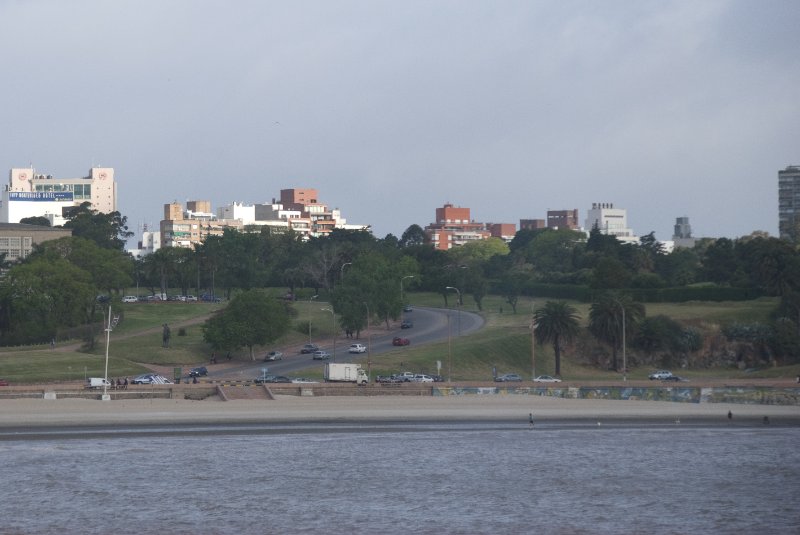 Montevideo111610-6999.jpg - View from taxi heading East on the Rambla Republica Argentina
