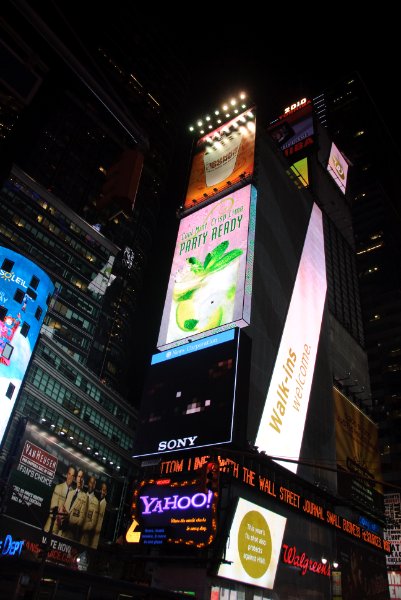 DSC_5879.jpg - One Times Square building at 43rd St where Broadway and 7th Ave cross