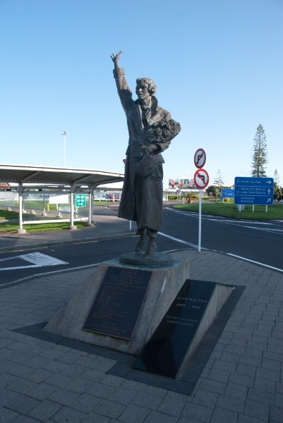 DSC_5888.jpg - Jean Batten, New Zealand's most famous aviatrix, statue at Auckland airport