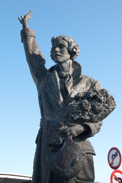 DSC_5891.jpg - Jean Batten, New Zealand's most famous aviatrix, statue at Auckland airport