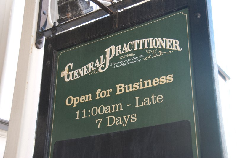 DSC_5994.jpg - General Practitioner pub. Former house of Doctor Henry Pollen, 1903.