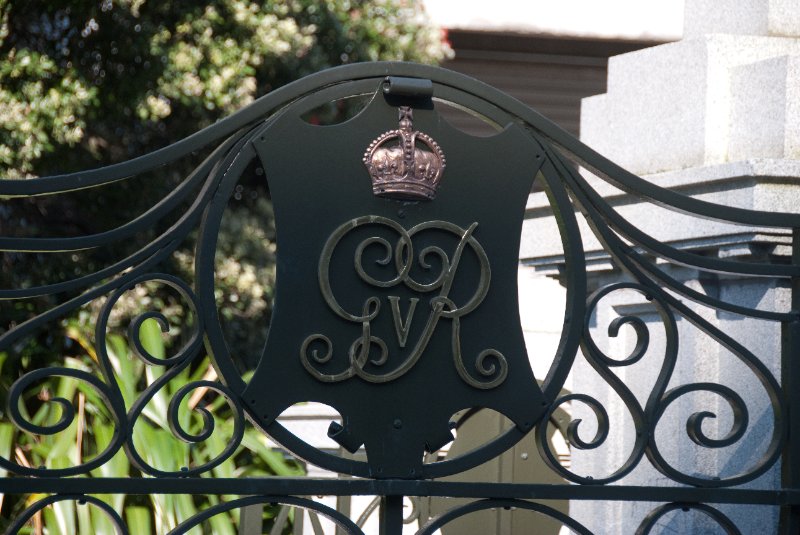 DSC_6059.jpg - Seal on the gate to the Parliament House grounds
