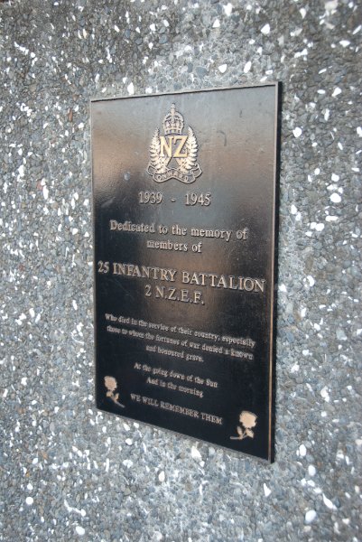 DSC_6106.jpg - Frank Kitts Park Commemorative plaque: 1939-1945, 25 Infantry Battalion