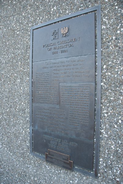 DSC_6110.jpg - Frank Kitts Park Commemorative plaque: Polish Children of Pahiatua, 1944-2004