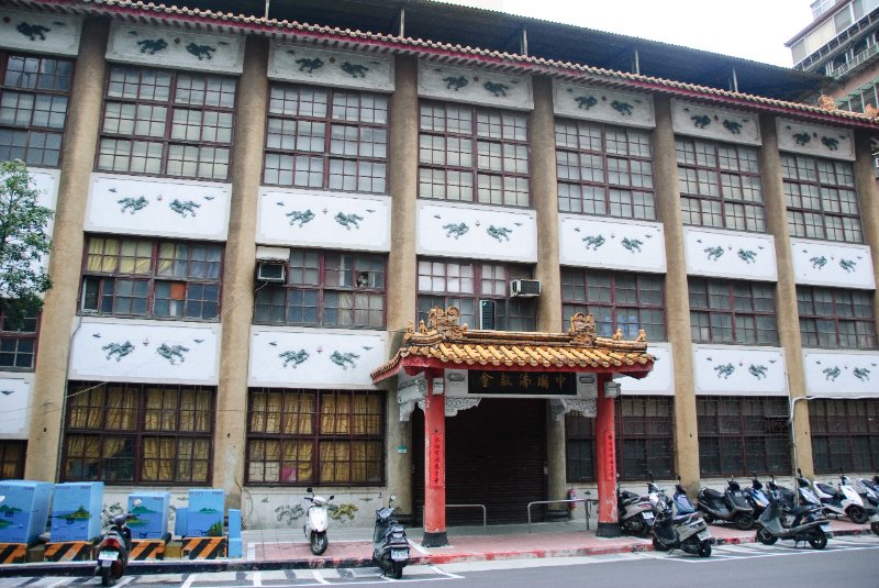 Taiwan060210-3127.jpg - Appears to be the Chinese Buddhist Association entrance on Shao Xing N St near the Shandao Temple