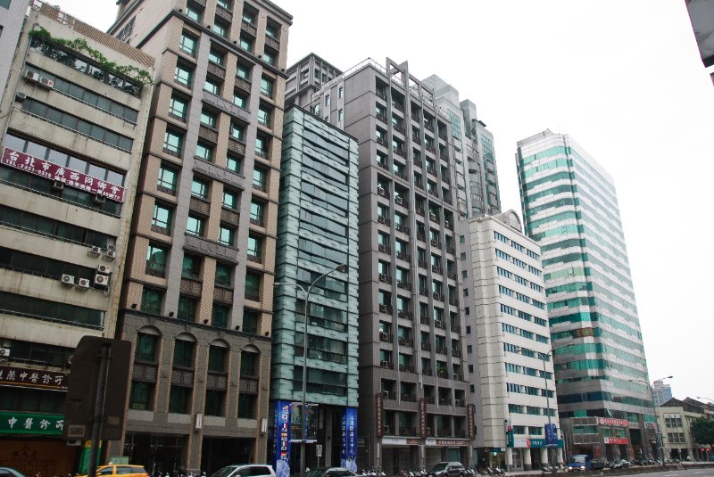 Taiwan060210-3132.jpg - Looking East on Zhong Xiao East Road