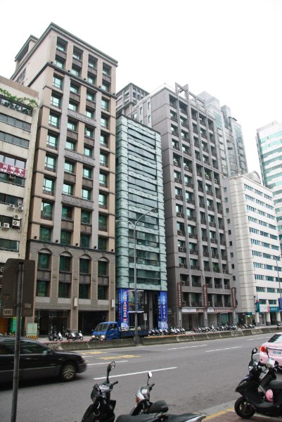 Taiwan060210-3133.jpg - Looking East on Zhong Xiao East Road