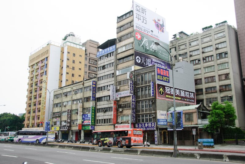 Taiwan060210-3139.jpg - Looking West on Zhong Xiao East Road