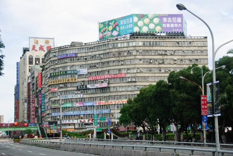 Taiwan060210-3153.jpg - Walk Zhong Xiao West Road from Sheraton to Taipei Main Train Station