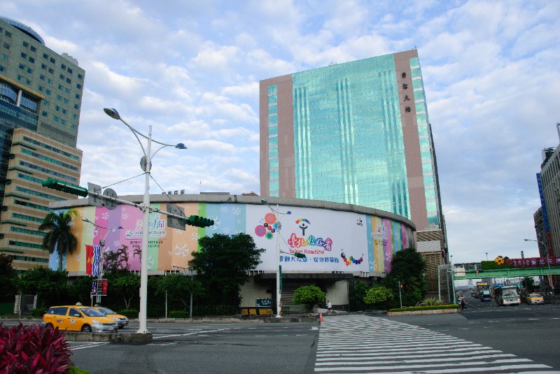 Taiwan060210-3175.jpg - Taipei Beautiful.  Used to by Taipei City Police Department? Chong Sen Building (Background). Looking West on zhong Xiao Road