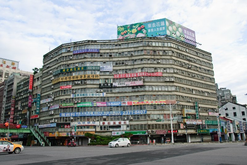 Taiwan060210-3176.jpg - Walk Zhong Xiao West Road from Sheraton to Taipei Main Train Station
