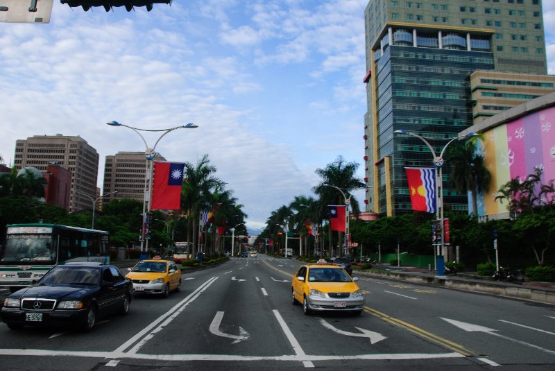Taiwan060210-3236.jpg - Looking South on Zhong Shan S. Rd