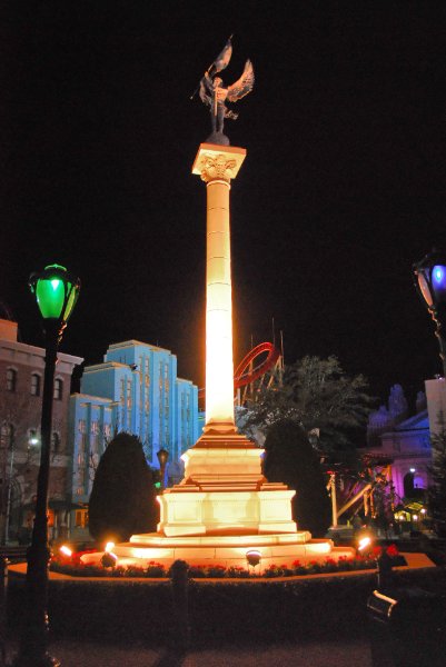 Orlando020110-0688nn.jpg - Statue and Column in New York area of Universal Studios