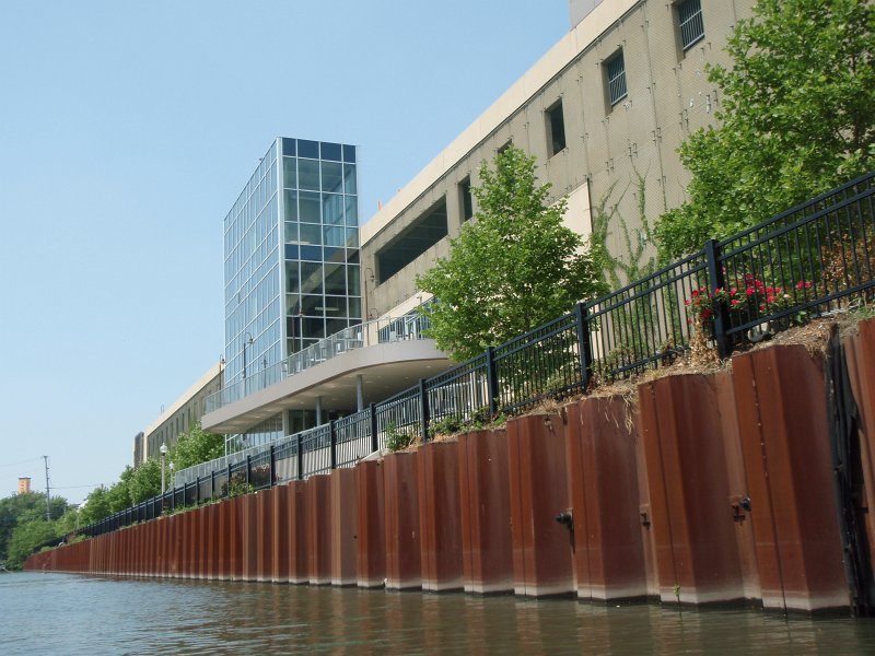 ChicagoRiverKayak071711-7170046.jpg - Whole Foods outdoor food court