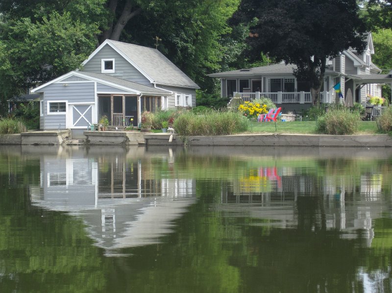 FoxRiverKayakGeneva090311-3295.jpg - Pretty picture of house