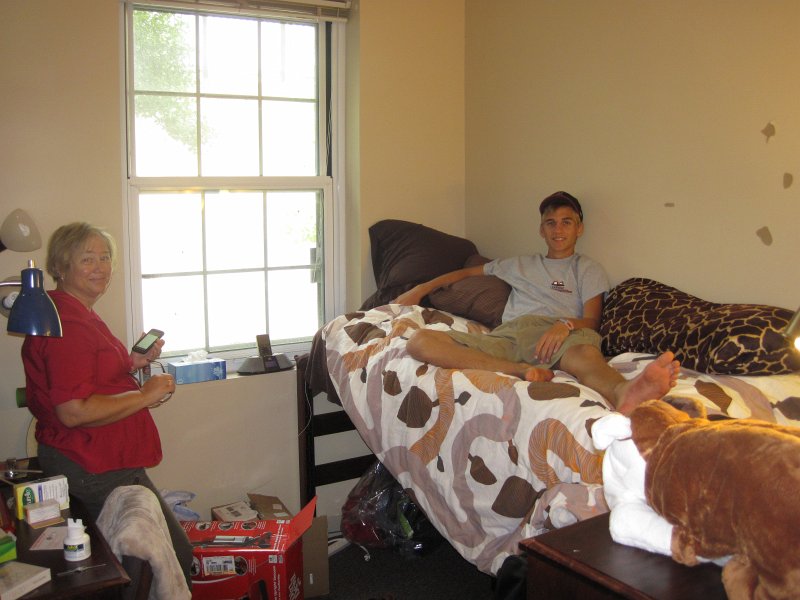 IMG_3106.jpg - Mike's Move-in day for his Jr year and USC.  East Quad dorm, 1st floor