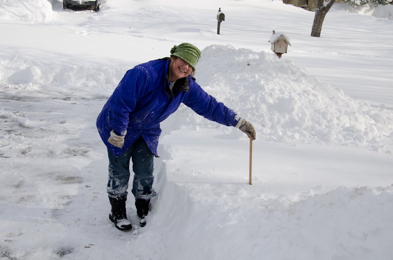 DSC_0580.jpg - Cathie measures 19 inches of snow