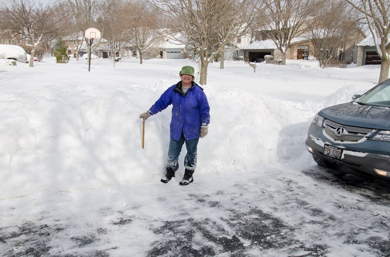 DSC_0582.jpg - Cathie measures 19 inches of snow