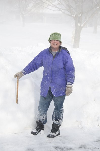 DSC_0585.jpg - Cathie measures 19 inches of snow