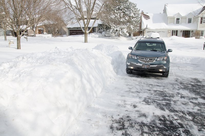 DSC_0589.jpg - Shoveling our driveway