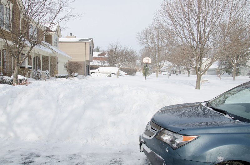 DSC_0593.jpg - Shoveling our driveway