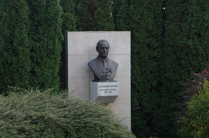 Bratislava101411-6572.jpg - Alexandra Dubček, slovenský štátnik. Slovak Statesman