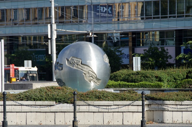 Bratislava101411-6622.jpg - "Zem - planéta mieru / Earth - planet of peace" fountain in front of Presidential Palace.