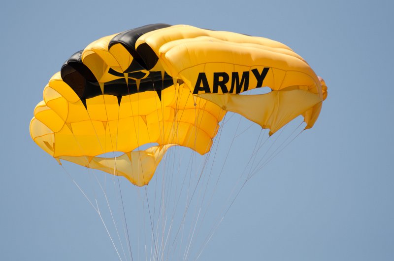 ChicagoAirShow082011-5450.jpg - U.S. Army Parachute Team Golden Knights