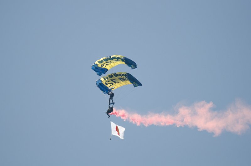 ChicagoAirShow082011-5452.jpg - U.S. Navy Parachute Team Leap Frogs