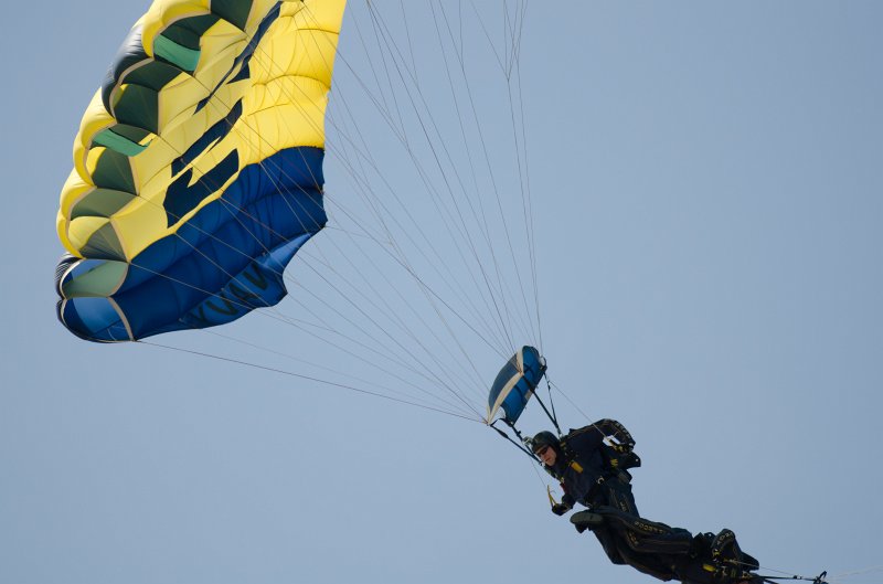 ChicagoAirShow082011-5458.jpg - U.S. Navy Parachute Team Leap Frogs