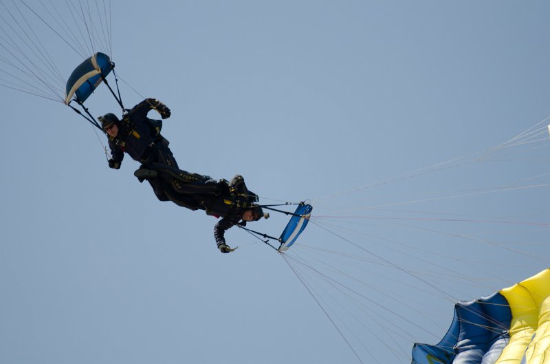 ChicagoAirShow082011-5459.jpg - U.S. Navy Parachute Team Leap Frogs