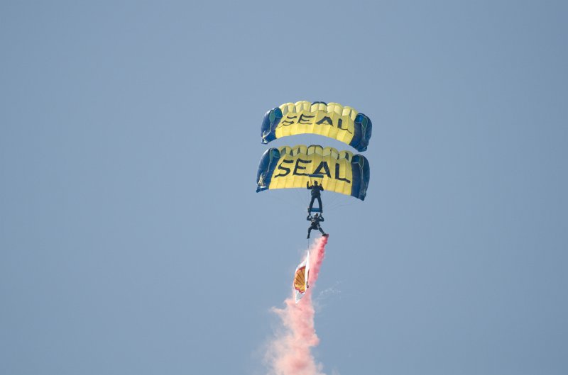 ChicagoAirShow082011-5454.jpg - U.S. Navy Parachute Team Leap Frogs