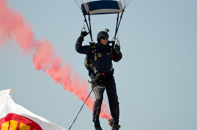 ChicagoAirShow082011-5461.jpg - U.S. Navy Parachute Team Leap Frogs