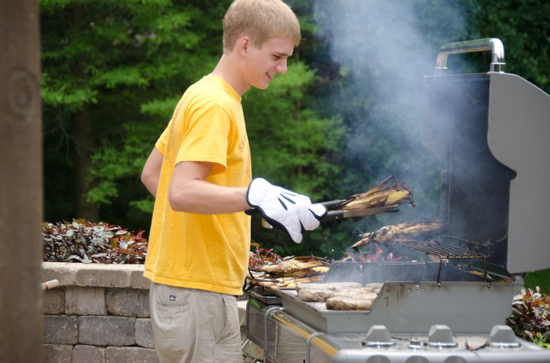 DSC_3820.jpg - Mike Cooking hamburgers