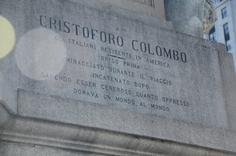 Manhattan032611-1957.jpg - Christoforo Colombo, La Italiani Residenti in America, irriso prima minacciato durante il viaggio, incatenato dopo, sapendo esser ceneroso Quanto oppresso donava un mondo al mondo