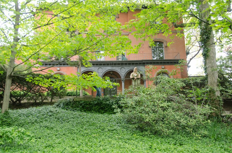 DSC_2935.jpg - On the grounds of the Woods-Gerry building