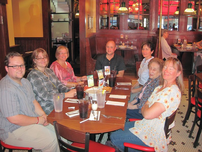 SueVickiBillVisitOct11-3539.jpg - Out to lunch, ,Lou Malnati's