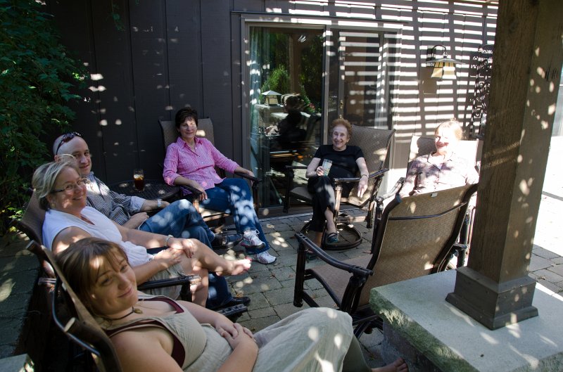 SueVickiBillVisitOct11-6262.jpg - Grandma, Liz, Cathie, Bill, Vicki, Sue on our patio