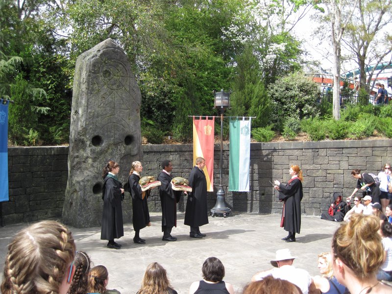 UniversalStudio030511-2327.jpg - Outdoor performers at Harry Potter World