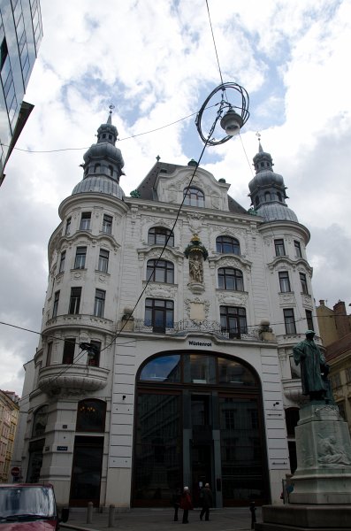 Vienna101311-6314.jpg - Wüstenrot insurance headquaters, Lugeck Platz / Square