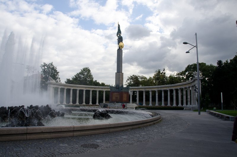 Vienna101311-6417.jpg - Hochstrahl fountain, Soviet War Memorial in Schwarzenbergplatz