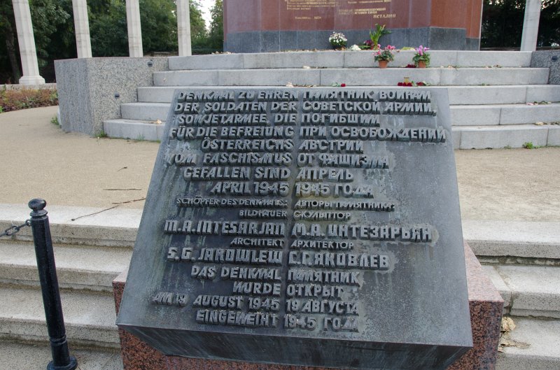 Vienna101311-6421.jpg - Soviet War Memorial in Schwarzenbergplatz