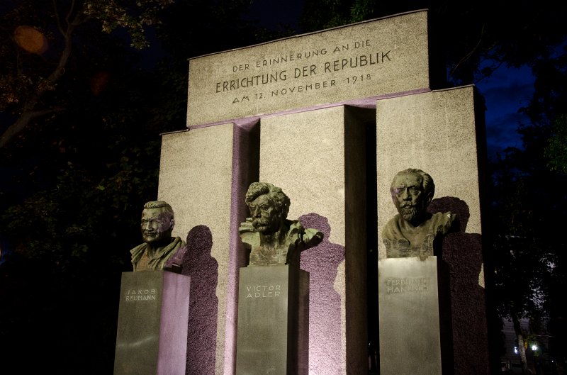 Vienna101311-6471.jpg - Republikdenkmal: Der Erinnerung an dei Errichtung der Republik. Reumann, Adler, Hanusch