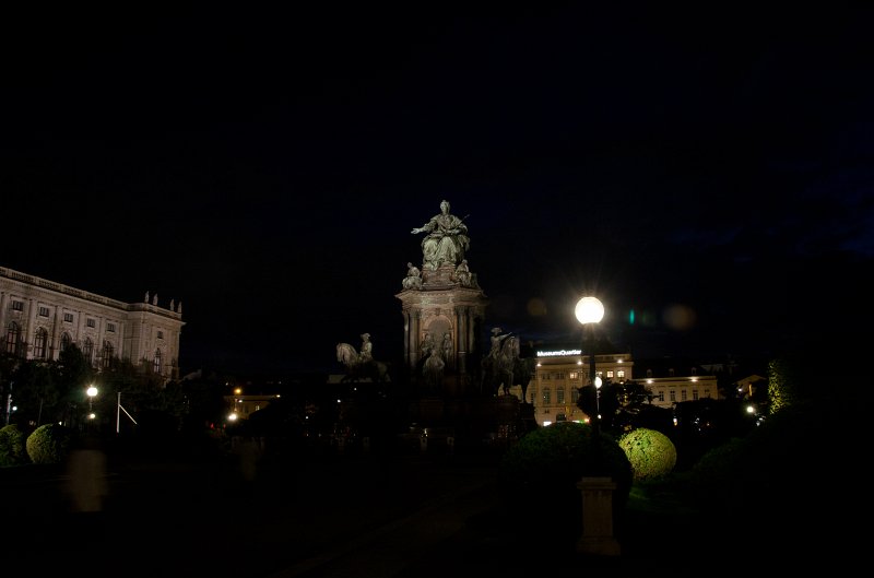 Vienna101311-6480.jpg - Empress Marie-Theresa of Austria-Hungary statue, Maria-Theresien-Platz