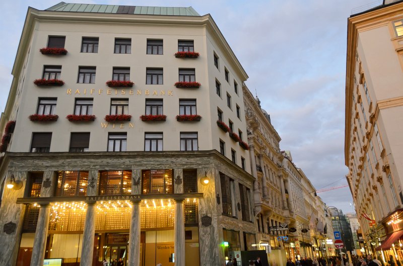 Vienna101311-6638.jpg - Looshaus / House of Michaelerplatz by Adolf Loos. Kooking North East up Kohlmarkt
