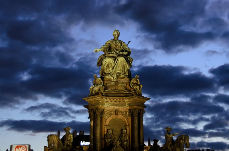 Vienna101311-6659.jpg - Empress Marie-Theresa of Austria-Hungary statue, Maria-Theresien-Platz